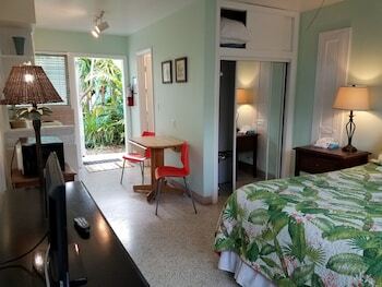 Hotel Alexander Palms Court