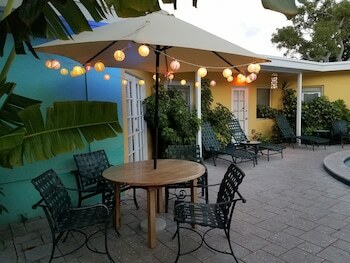 Hotel Alexander Palms Court