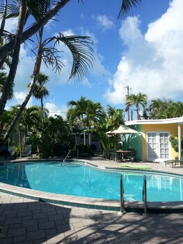 Hotel Alexander Palms Court