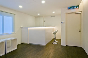 M Qube Hotel - Hostel