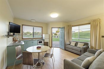 Aparthotel Adelaide Shores Resort