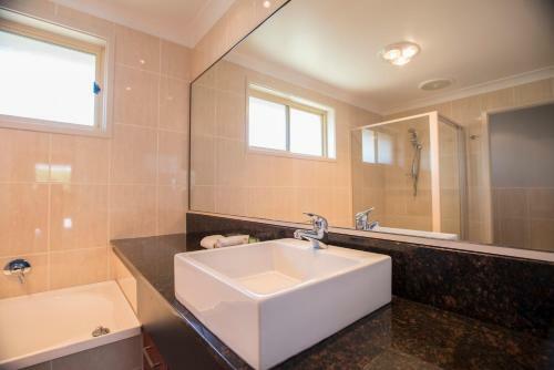 Best Western Plus All Settlers Motor Inn