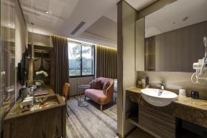 Green World Station Hotel