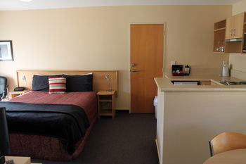 Alhambra Oaks Motor Lodge