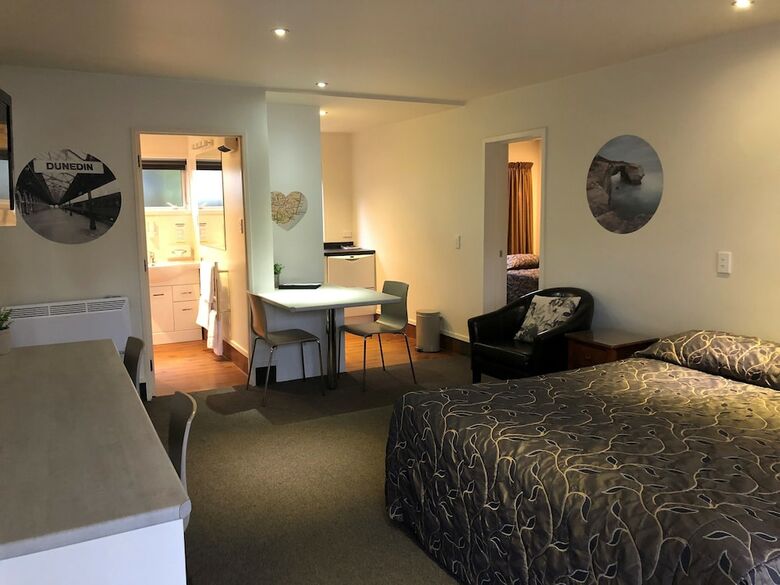 Commodore Motels