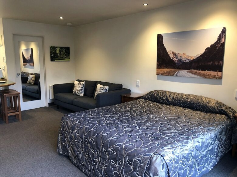 Commodore Motels