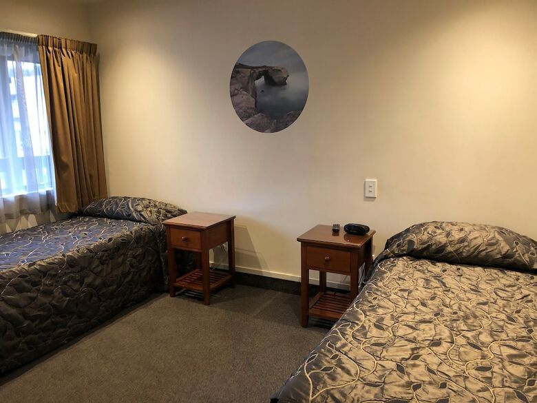 Commodore Motels