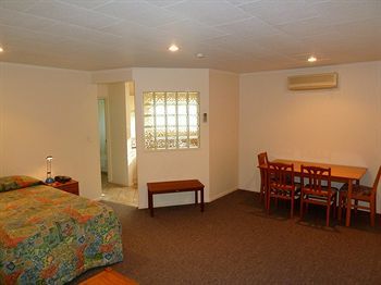 Tudor Lodge Motel