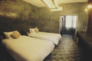 Yellow Pillow Hotel