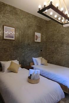 Yellow Pillow Hotel
