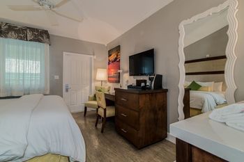 Hotel Almond Tree Inn