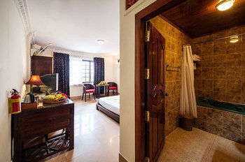 Red Hibiscus Hotel