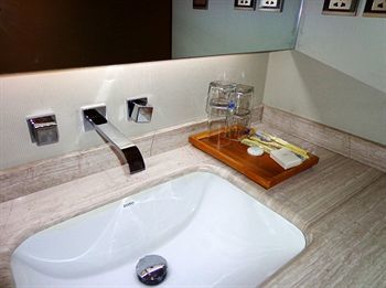 8 Art Hotel