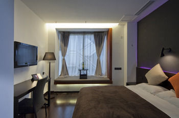 8 Art Hotel