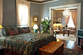 Arbor House Suites Bed And Breakfast