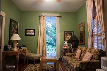 Arbor House Suites Bed And Breakfast
