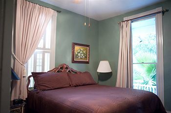 Arbor House Suites Bed And Breakfast