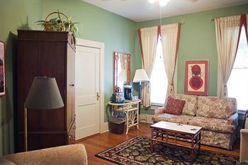 Arbor House Suites Bed And Breakfast