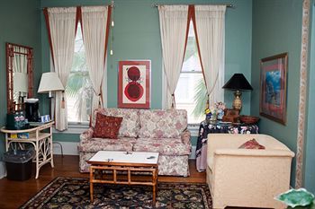 Arbor House Suites Bed And Breakfast