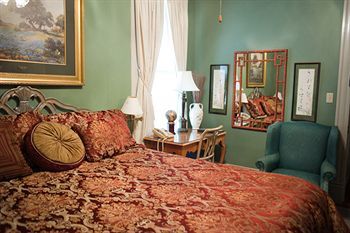 Arbor House Suites Bed And Breakfast