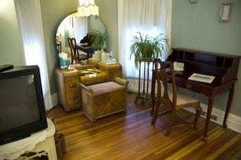 Oliver Inn Bed And Breakfast