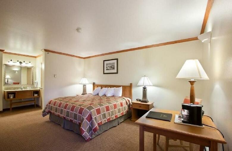 Best Western Plus Edgewater Hotel