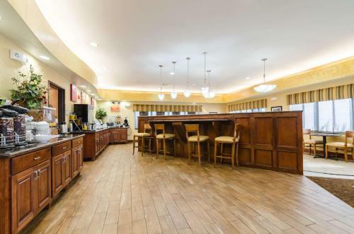 Hotel Comfort Suites Salina
