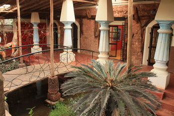 Saraya Art Cafe Bed And Breakfast
