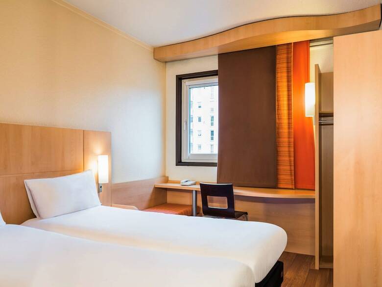 Hotel Ibis Paris Pont De Suresnes
