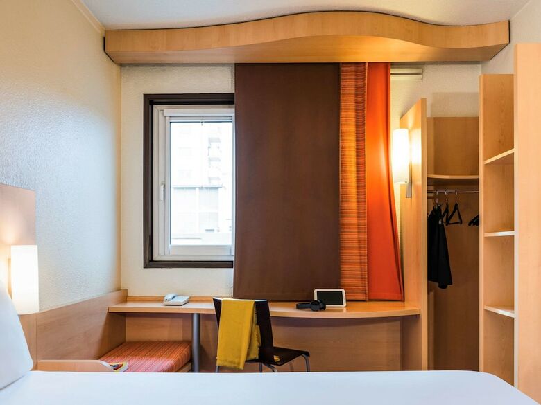 Hotel Ibis Paris Pont De Suresnes
