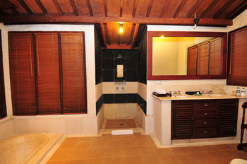 Blue Point Bay Villas And Spa