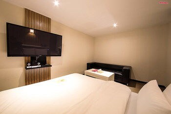 Ez Hotel