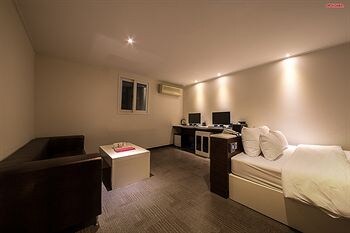 Ez Hotel