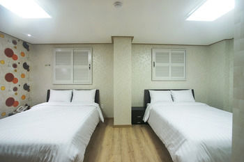 Orange Tree Hotel & Cafe