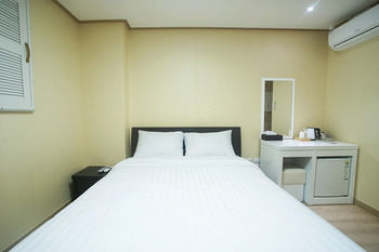 Orange Tree Hotel & Cafe