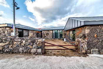Villa Full House Billewat Jeju