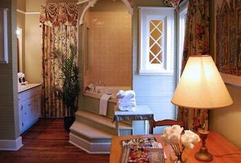 Bed & Breakfast Rothschild-pound House Inn