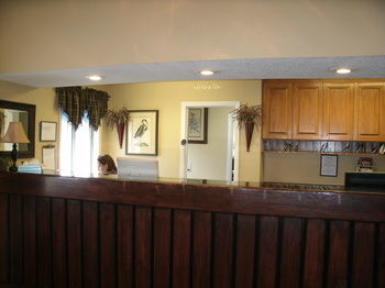 Hotel Admiralty Suites & Inn