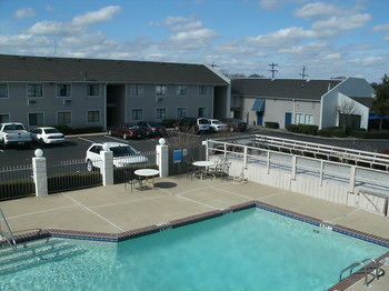 Hotel Admiralty Suites & Inn