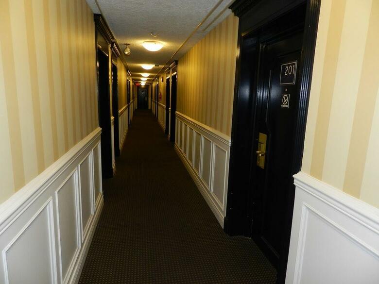 Hotel Arbutus Inn