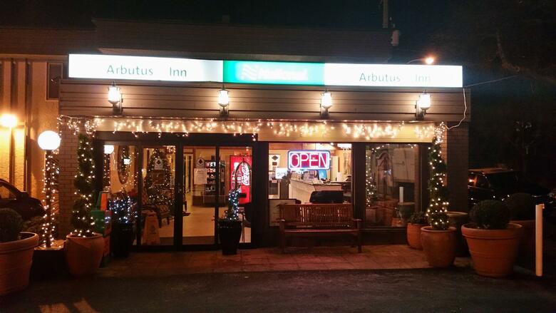 Hotel Arbutus Inn