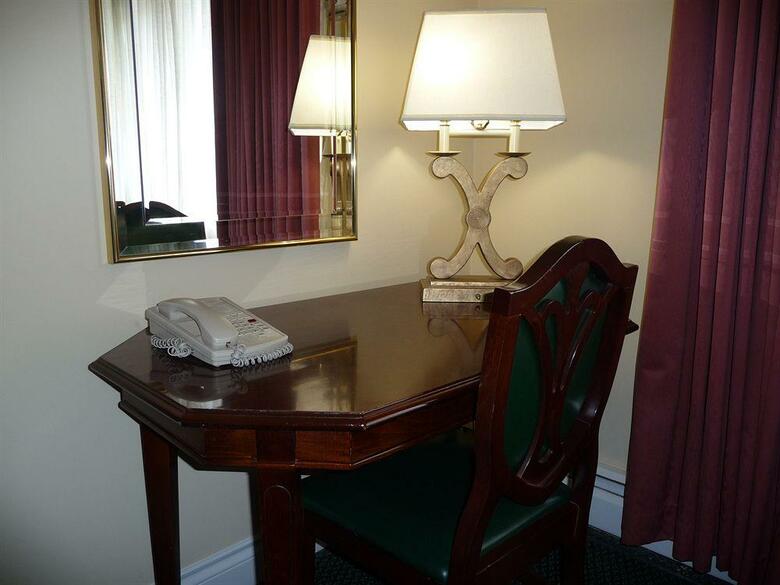 Hotel Arbutus Inn