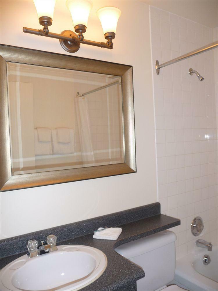 Hotel Arbutus Inn