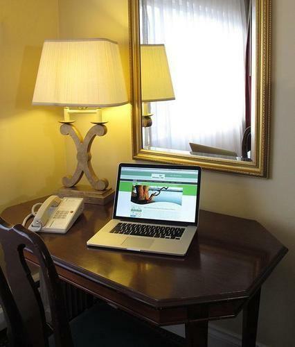 Hotel Arbutus Inn
