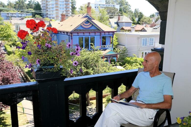 James Bay Inn Hotel & Suites