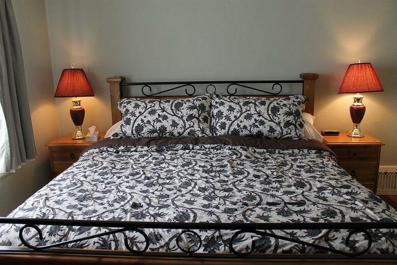 James Bay Inn Hotel & Suites
