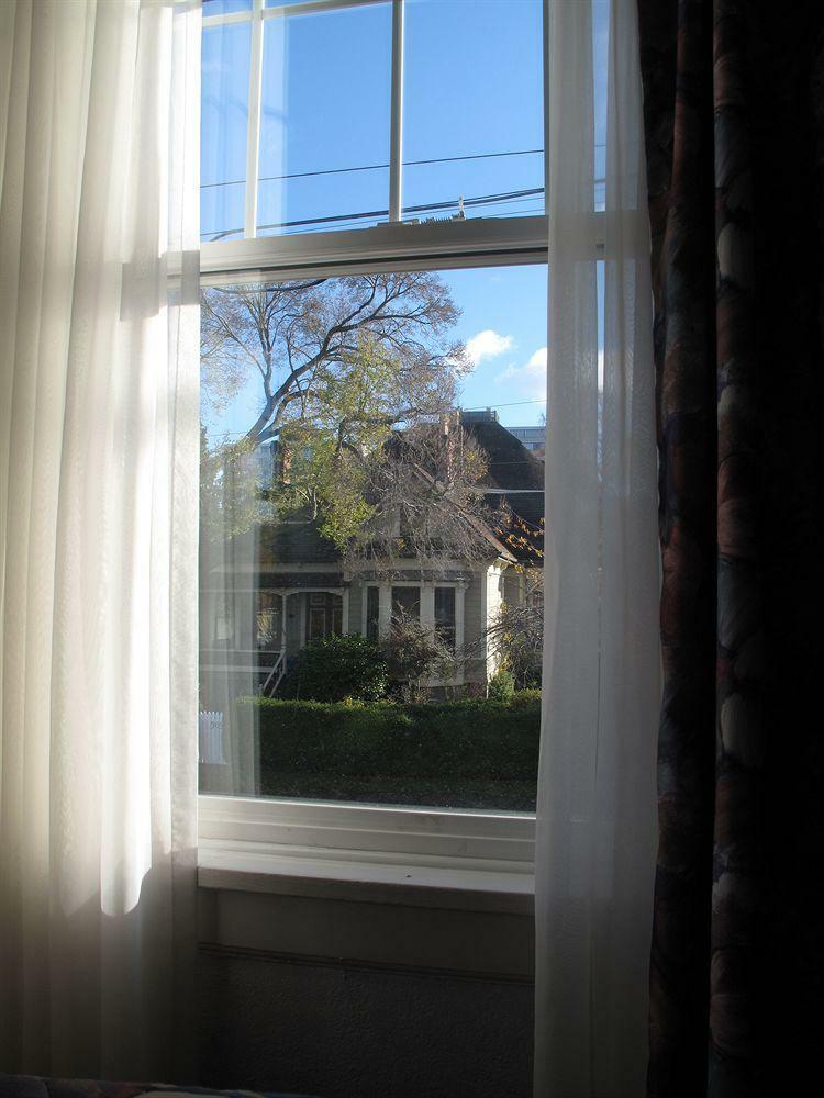 James Bay Inn Hotel & Suites