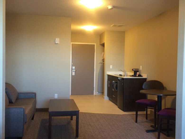 Hotel Meridian Inn & Suites