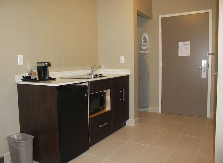 Hotel Meridian Inn & Suites