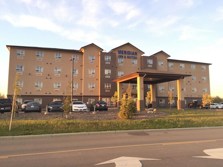 Hotel Meridian Inn & Suites